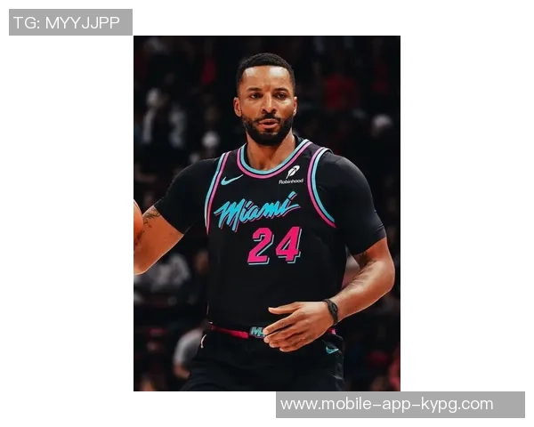 鲍威尔半场表现出色9投4中砍下15分助力球队取得领先优势