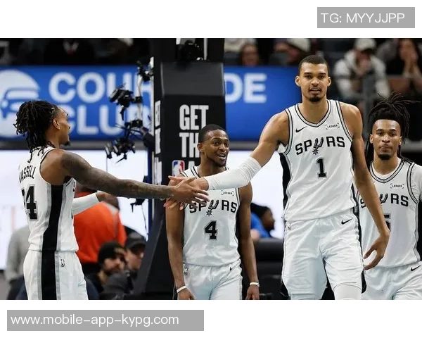 马刺全队六人得分上双福克斯31分哈珀16分展现团队实力